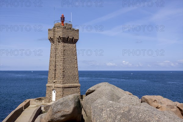 Phare de Ploumanac'h, officially: Phare de Mean Ruz, Cote de Granit Rose, Departement Cotes-d'Armor, Brittany, France, Europe