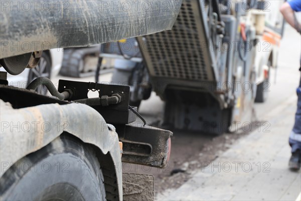 Cold milling machine (road milling machine) in use (Mutterstadt, Rhineland-Palatinate)