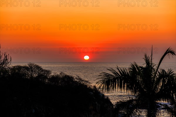 Sunset over the Pacific, La Crucecita, Baja de Huatulco, South Pacific Coast, State of Oaxaca, Mexico, Central America