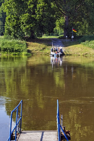 Weser riverbank, passenger ferry, cyclist, jetty, Weser cycle path in Heinsen, Oberweser, Weserbergland, Holzminden, Lower Saxony, Germany, Europe