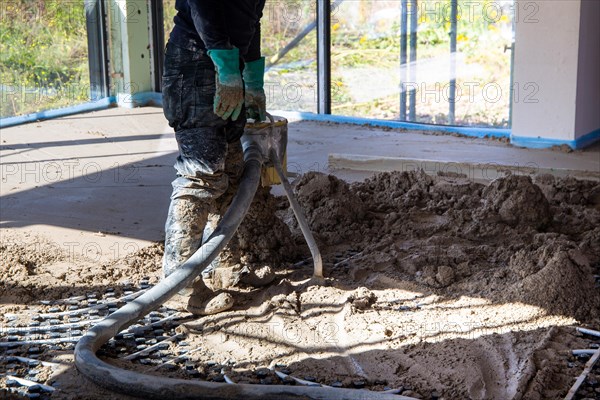 Delivery of flowing screed indoors