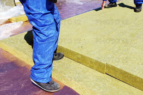 Employees of Uwe Adrian Bauspenglerei GmbH from Worms insulate the roof of a multi-purpose hall in Ober-Floersheim