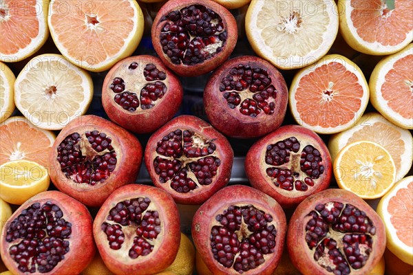 Pomegranates, street vending, Istiklal Caddesi shopping street, Beyoglu, Istanbul, European part, Istanbul province, Turkey, Asia