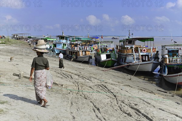 Boats on the Irrawaddy, also known as Ayeyarwady, river between Mandalay and Bagan, Myanmar, Asia