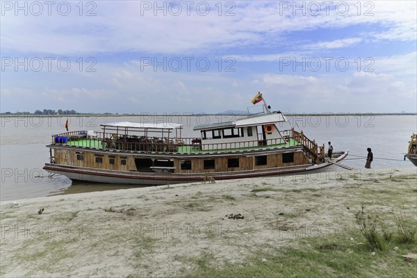 River boat on the Irrawaddy, Irrawaddy, Myanmar, Asia