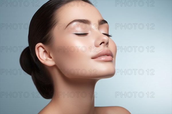 Beauty shot of young woman with brunette hair in front of blue studio background with copy space. KI generiert, generiert AI generated