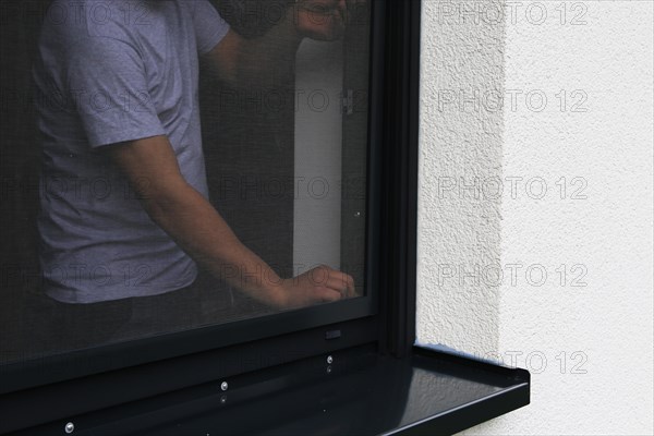 Craftsman installs a fly screen on a window (Limburgerhof, Rhineland-Palatinate)