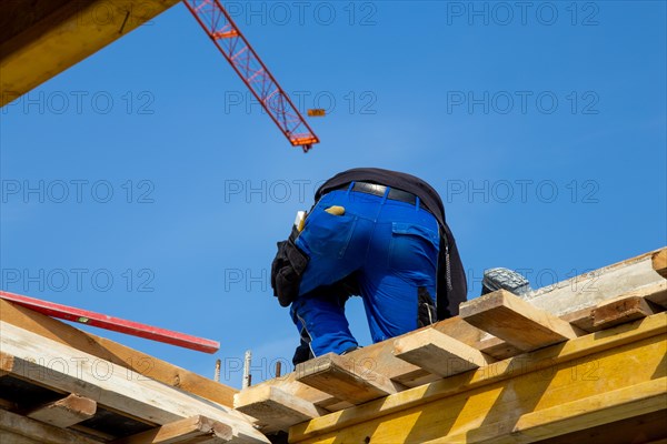 Bricklayer working on a new apartment building