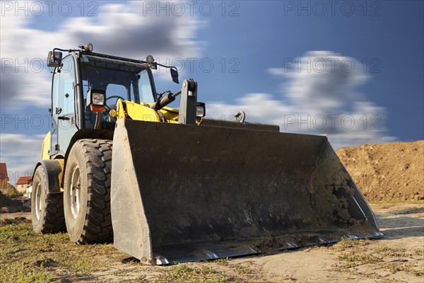 Wheel loader at sunset, here in the Ringstrasse development area (Mutterstadt, Rhineland-Palatinate)