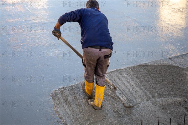 Concreting a floor slab with ready-mixed concrete