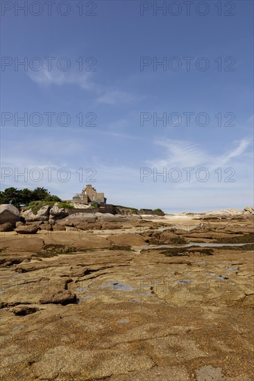 Plage du Coz-Pors, Tregastel, pink granite coast, Cote de Granit Rose, Departement Cotes-d'Armor, Brittany, France, Europe