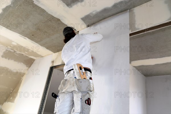 Craftsman (painter) for wallpapering work