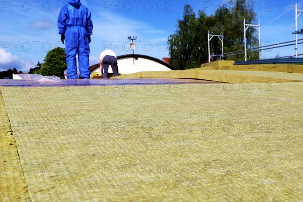 Employees of Uwe Adrian Bauspenglerei GmbH from Worms insulate the roof of a multi-purpose hall in Ober-Floersheim