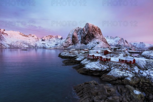 Kurz vor Sonnenaufgang auf der Bruecke von Sakrisoy auf den Lofoten