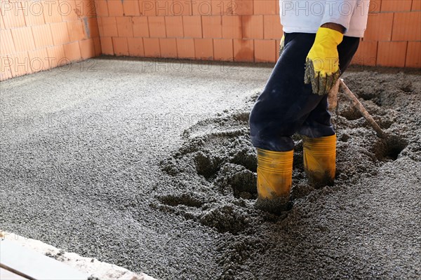 Flowing screed indoors