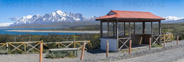 Mountain range with lake, in the foreground hut with wildlife protection fence, Torres del Paine National Park, Parque Nacional Torres del Paine, Cordillera del Paine, Towers of the Blue Sky, Region de Magallanes y de la Antartica Chilena, Province Ultima Esperanza, UNESCO Biosphere Reserve, Patagonia, End of the World, Chile, South America