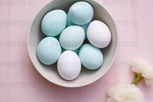 Bowl with pastel blue and white Easter eggs. KI generiert, generiert AI generated