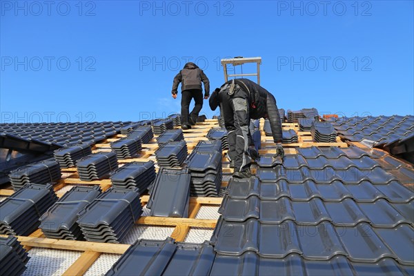 Roofing work, re-roofing of a tiled roof