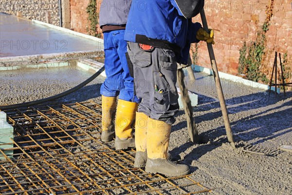 Concreting a floor slab with ready-mixed concrete