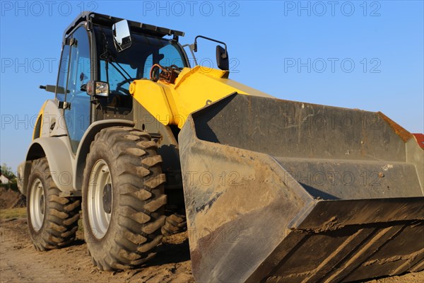 Wheel loader at sunset, here in the Ringstrasse development area (Mutterstadt, Rhineland-Palatinate)