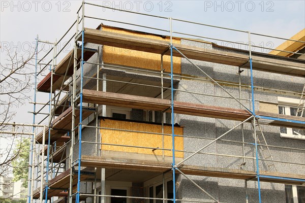 Thermal insulation of a house facade