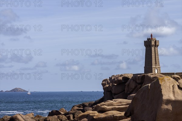 Phare de Ploumanac'h, officially: Phare de Mean Ruz, Cote de Granit Rose, Departement Cotes-d'Armor, Brittany, France, Europe