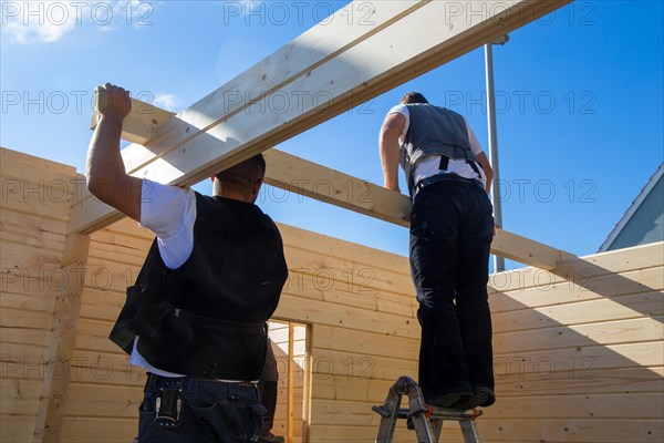 Timber construction: Carpenters assembling a garden sauna in Mutterstadt in the Rhein-Pfalz district. Timber prices are still high and waiting times are very long