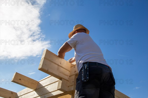 Timber construction: Carpenters assembling a garden sauna in Mutterstadt in the Rhein-Pfalz district. Timber prices are still high and waiting times are very long