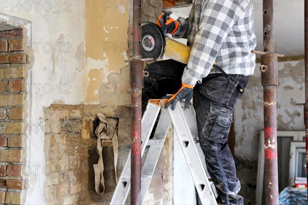 Renovation of old buildings, gutting, core renovation