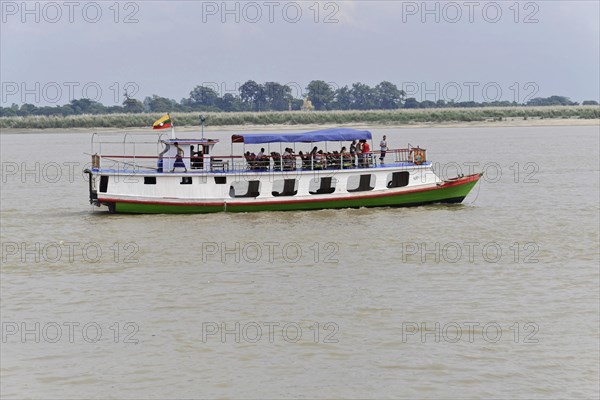 River boat on the Irrawaddy, Irrawaddy, Myanmar, Asia