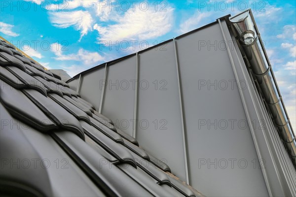 New tiling of a tiled roof. The new dormer window with aluminium cladding is already finished