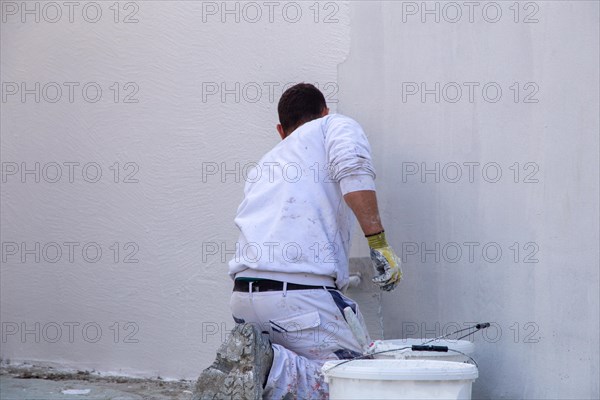 Plasterers plaster the facade of a new building (Mutterstadt development area, Rhineland-Palatinate)