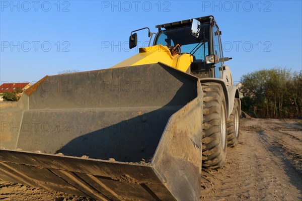 Wheel loader at sunset, here in the Ringstrasse development area (Mutterstadt, Rhineland-Palatinate)