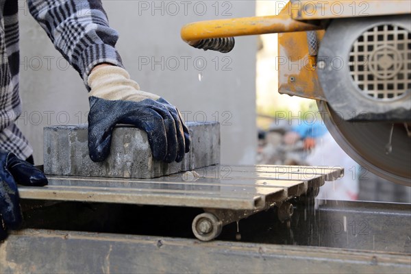 Bricklayer at the stone cutter