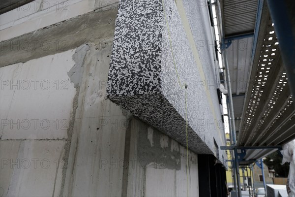 Thermal insulation of a house facade