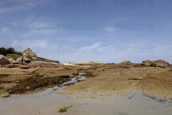 Plage du Coz-Pors, Tregastel, pink granite coast, Cote de Granit Rose, Departement Cotes-d'Armor, Brittany, France, Europe