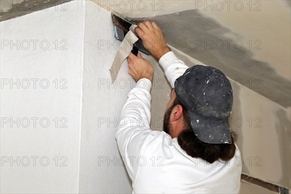 Craftsman (painter) for wallpapering work