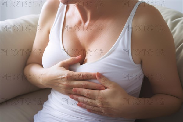 Woman clutching chest. Concept for heart attack or chest pain. KI generiert, generiert AI generated