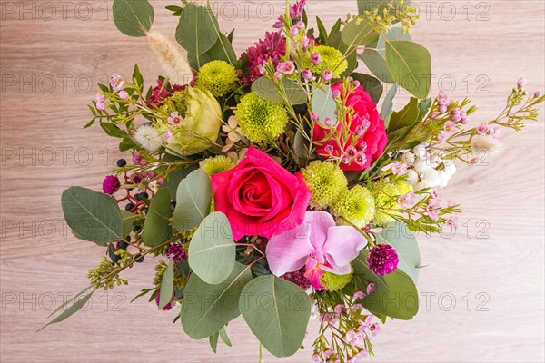 Composition of autumn flowers in a hat box on a wooden background. floristic arrangement