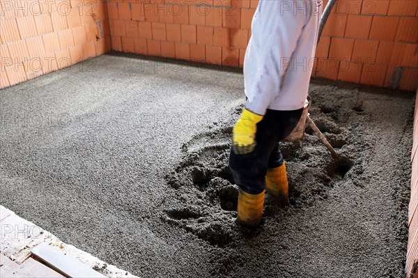 Flowing screed indoors