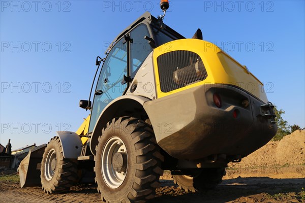 Wheel loader at sunset, here in the Ringstrasse development area (Mutterstadt, Rhineland-Palatinate)