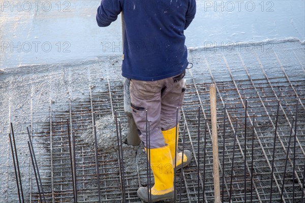 Concreting a floor slab with ready-mixed concrete