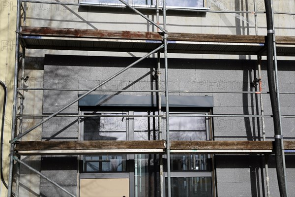 Thermal insulation of a house facade