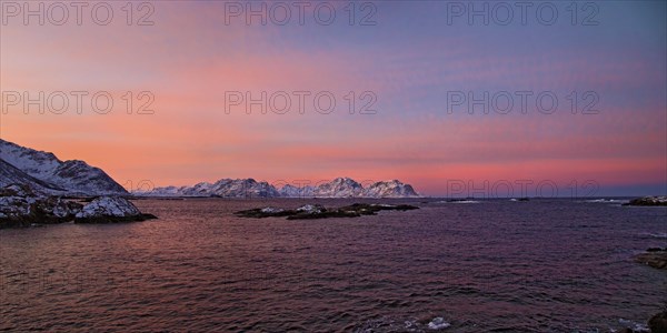 Schoenstes Morgenlicht mit Blick auf die verschneiten Berge in Nyksund auf den Vesteralen