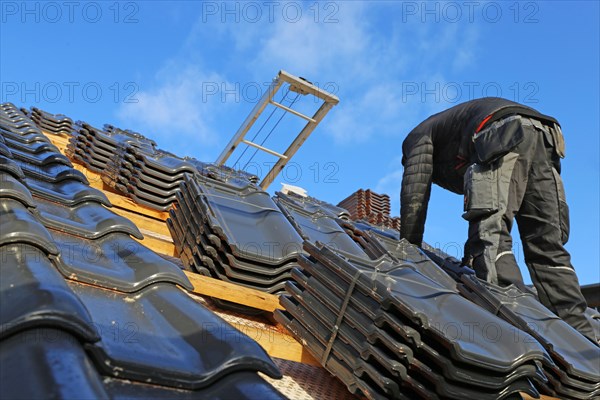 Roofing work, re-roofing of a tiled roof