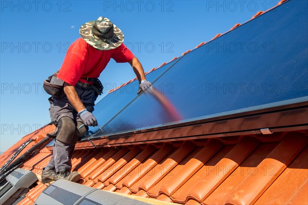 Installation of solar collectors for solar thermal energy. The company Hanschke Solarmontagen installs solar panels on a newly built apartment block in Mutterstadt (Palatinate)