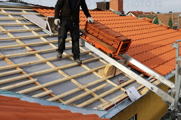 Roofing work, re-roofing of a tiled roof