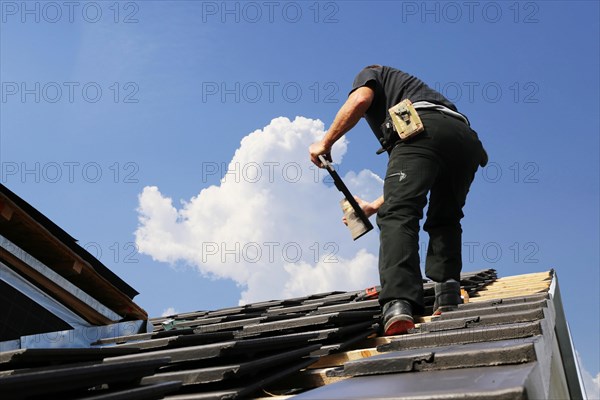 Roofing work, re-roofing of a tiled roof