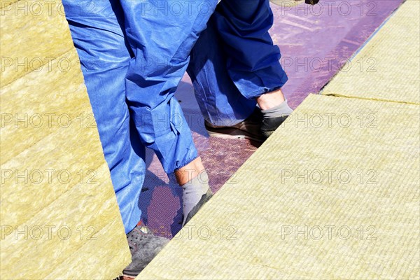 Employees of Uwe Adrian Bauspenglerei GmbH from Worms insulate the roof of a multi-purpose hall in Ober-Floersheim