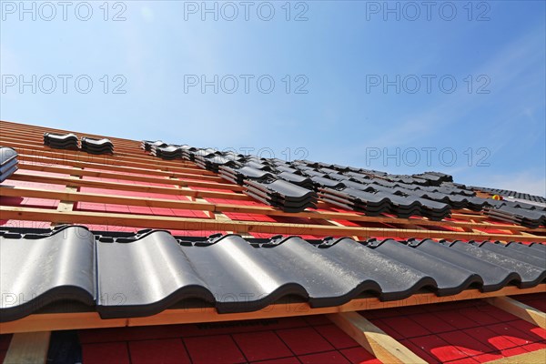 Roofing work, re-roofing of a tiled roof